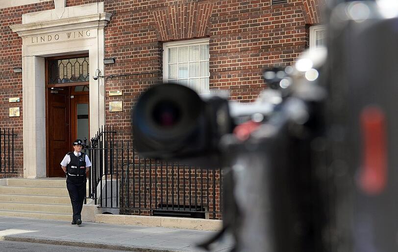 Die internationale Presse hat bereits vor dem Krankenhaus Quartier bezogen. Im privaten "Lido Wing" des St. Mary Krankenhauses in London soll das Baby zur Welt kommen - wie einst auch William und sein Bruder, Prinz Harry.