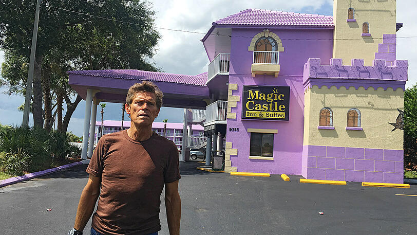 Willem Dafoe als Managerdes Billigmotels, in dem Moonee und ihre Mutter Halley leben. Für seine menschliche Rolle war Dafoe für einen Oscar nominiert.