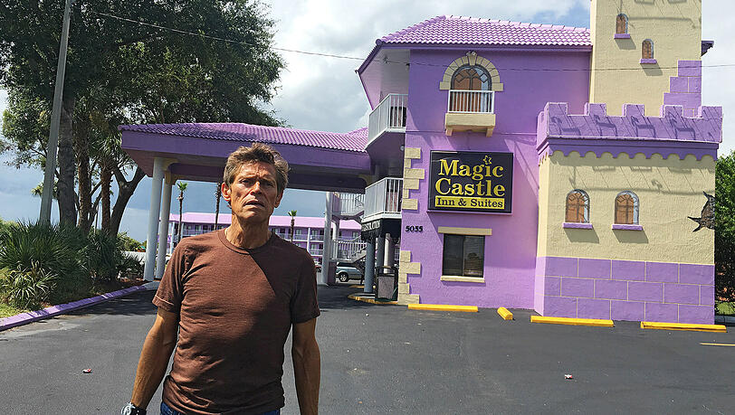Willem Dafoe als Managerdes Billigmotels, in dem Moonee und ihre Mutter Halley leben. Für seine menschliche Rolle war Dafoe für einen Oscar nominiert. Willem Dafoe als Managerdes Billigmotels, in dem Moonee und ihre Mutter Halley leben. Für seine menschliche Rolle war Dafoe für einen Oscar nominiert.