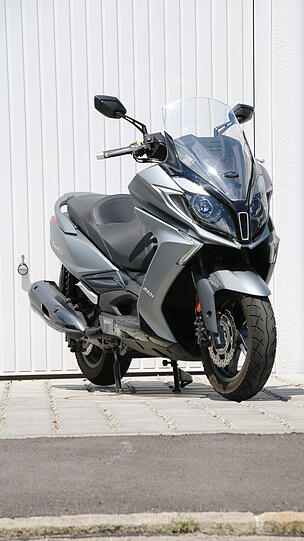 Ebenfalls mit sehr munteren 28 PS unter der Plastik-Karosse: der Kymco New Downtown 350i.