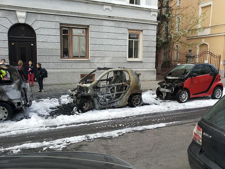 In Neuhausen wurden am Donnerstagmorgen drei Autos abgefackelt: Dieser Smart ist völlig ausgebrannt.