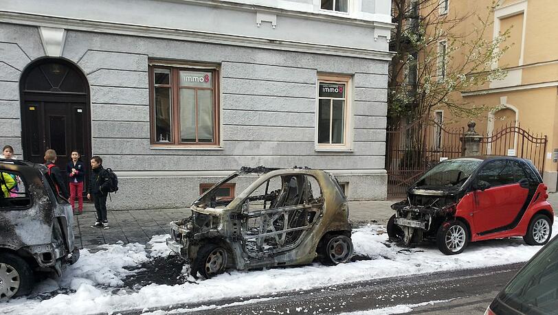 In Neuhausen wurden am Donnerstagmorgen drei Autos abgefackelt: Dieser Smart ist völlig ausgebrannt. In Neuhausen wurden am Donnerstagmorgen drei Autos abgefackelt: Dieser Smart ist völlig ausgebrannt.