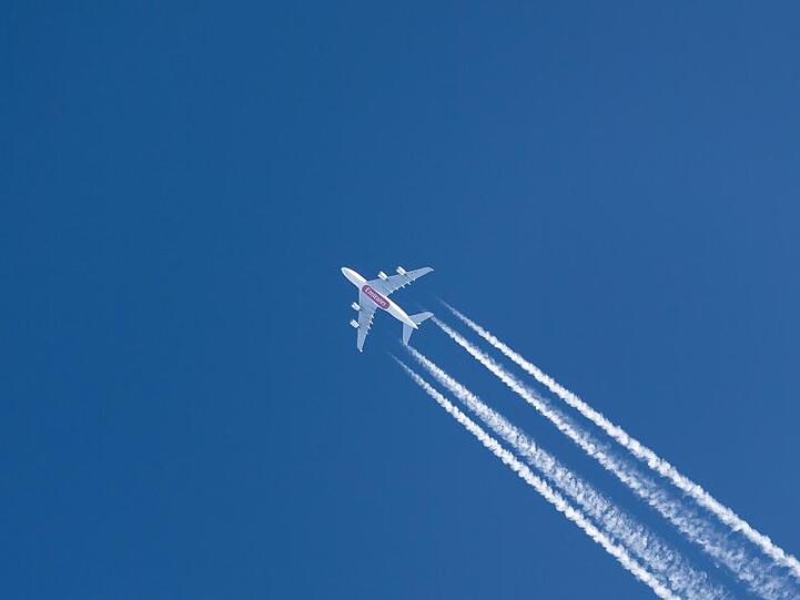 Ein Passagierflugzeug zieht Kondensstreifen über den Himmel. Am kommenden Wochenende beginnen die Osterferien in allen größeren Bundesländern, Hunderttausende Passagiere drängen dann gleichzeitig an die Gates.