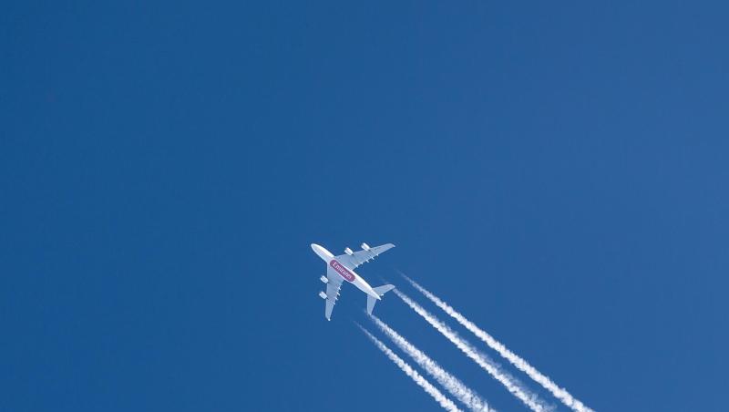 Ein Passagierflugzeug zieht Kondensstreifen über den Himmel. Am kommenden Wochenende beginnen die Osterferien in allen größeren Bundesländern, Hunderttausende Passagiere drängen dann gleichzeitig an die Gates. Ein Passagierflugzeug zieht Kondensstreifen über den Himmel. Am kommenden Wochenende beginnen die Osterferien in allen größeren Bundesländern, Hunderttausende Passagiere drängen dann gleichzeitig an die Gates.