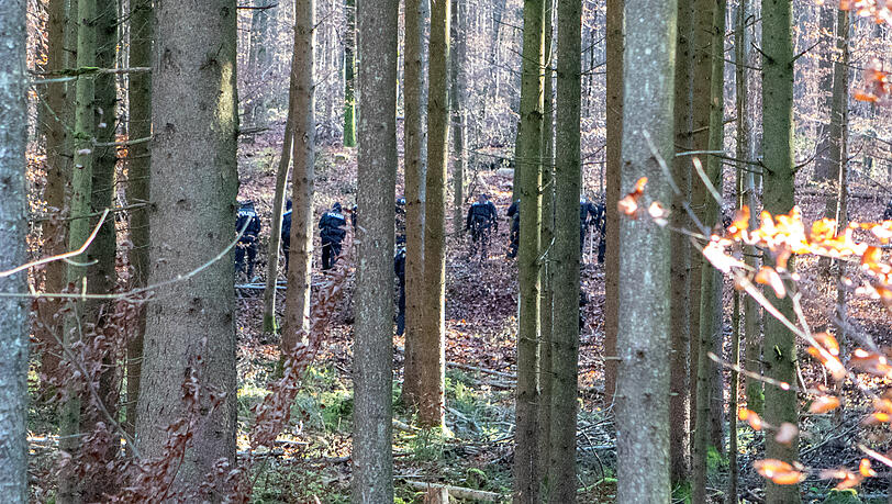 Polizisten durchsuchen den Wald in Kipfenberg. Polizisten durchsuchen den Wald in Kipfenberg.