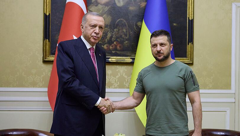 Wolodymyr Selenskyj (r.) begrüßt Recep Tayyip Erdogan zu einem offiziellen Treffen in Lwiw.