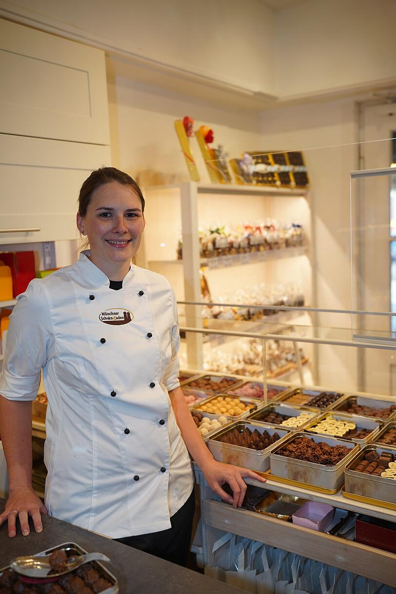 Romy Bertusch arbeitet seit über zwei Jahren im SchokoLaden. Die Konditormeisterin schätzt ihren Arbeitsplatz am Viktualienmarkt.