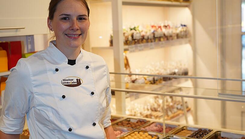 Romy Bertusch arbeitet seit über zwei Jahren im SchokoLaden. Die Konditormeisterin schätzt ihren Arbeitsplatz am Viktualienmarkt. Romy Bertusch arbeitet seit über zwei Jahren im SchokoLaden. Die Konditormeisterin schätzt ihren Arbeitsplatz am Viktualienmarkt.
