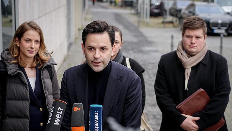 JU-Chef Johannes Winkel will bei der Abstimmung über das umstrittene Rentenpaket der Koalition mit Nein stimmen. Doch in einer Erklärung halten sich die jungen "Renten-Rebellen" in der Union eine Hintertür offen.