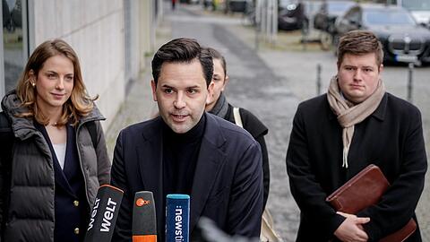 JU-Chef Johannes Winkel will bei der Abstimmung über das umstrittene Rentenpaket der Koalition mit Nein stimmen. Doch in einer Erklärung halten sich die jungen "Renten-Rebellen" in der Union eine Hintertür offen.