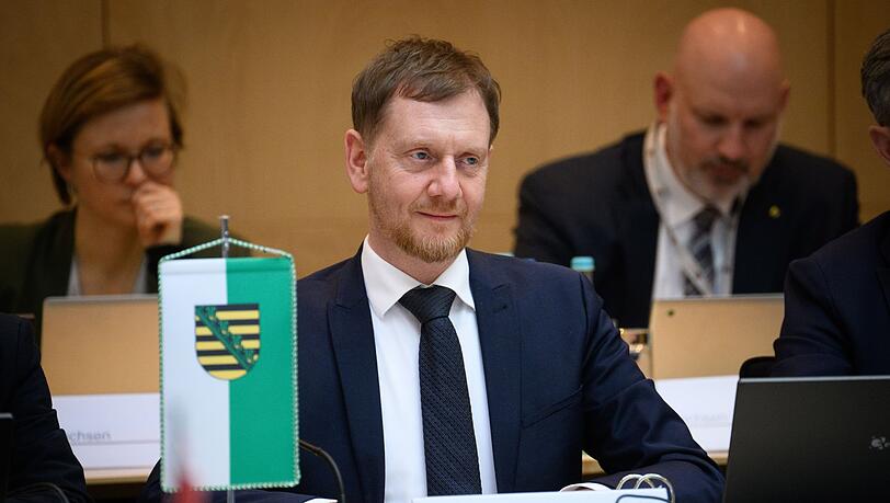 Sachsens Ministerpräsident Michael Kretschmer (CDU), hier im Bundesrat, droht mit Nein in der Länderkammer bei Rente und Pflege. (Archivbild) Sachsens Ministerpräsident Michael Kretschmer (CDU), hier im Bundesrat, droht mit Nein in der Länderkammer bei Rente und Pflege. (Archivbild)