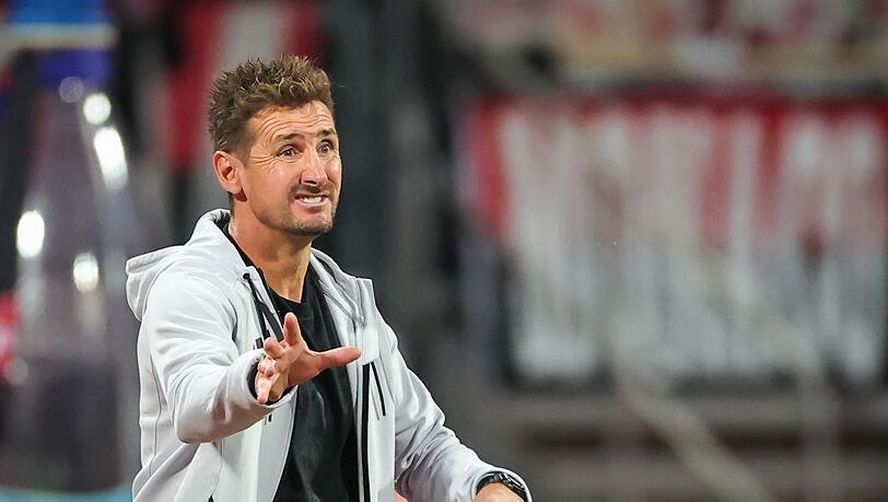 Energisch zur Pause - und danach richtig zufrieden mit der Reaktion seiner Mannschaft: Miroslav Klose. Energisch zur Pause - und danach richtig zufrieden mit der Reaktion seiner Mannschaft: Miroslav Klose.