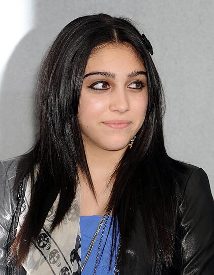 Diese junge Dame ist nicht nur die Tochter einer Berühmtheit. Lourdes Leon gilt bereits als Stil-Ikone Hollywoods und hat sogar ein eigenes Modelabel herausgebracht. Ihren Vater kennt man zwar, noch berühmter ist aber Lourdes' Mutter. Sie ist keine geringere als...