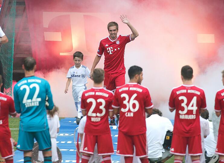 Der FC Bayern München hat in der Allianz Arena seinen Kader offiziell vorgestellt. Sehen Sie hier die Bilder.