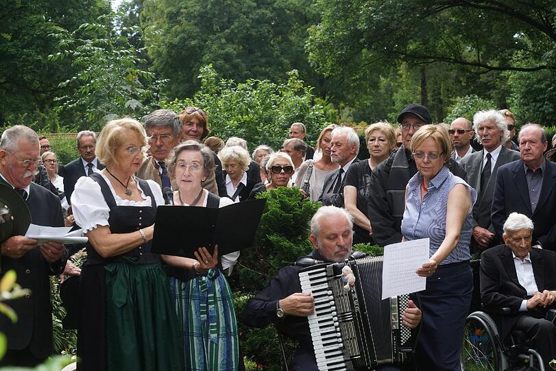Beerdigung von der Schwabinger Gisela. Die Bilder!
