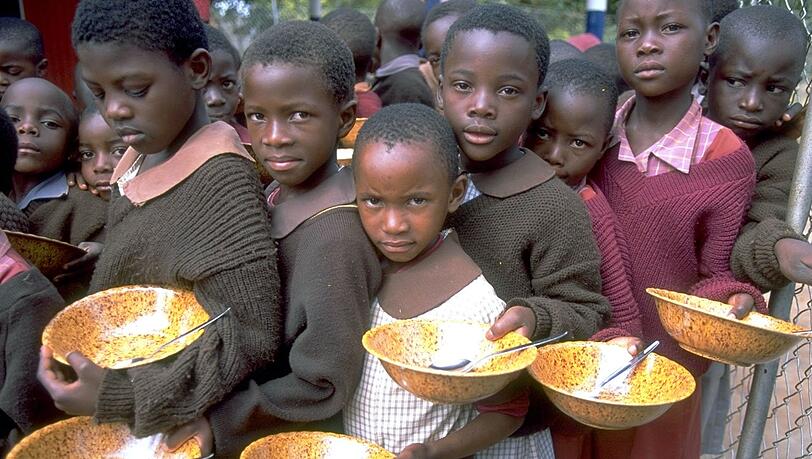Der Sterblichkeitsrate bei Kindern unter fünf Jahren sank von 8,2 auf 4,9 Prozent. Der Sterblichkeitsrate bei Kindern unter fünf Jahren sank von 8,2 auf 4,9 Prozent.