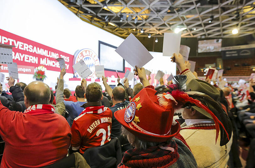 Die Bayern-Familie feiert sich auf der Hautpversammlung im Audi Dome.