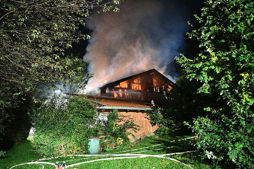 Die Polizei schätzt den entstandenen Sachschaden auf rund 650.000 Euro. Hier die Bilder vom Feuerwehreinsatz in Chieming.