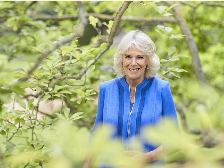 Camilla, Herzogin von Cornwall, im Garten von Clarence Hauses, aufgenommen anlässlich ihres 73. Geburstages.