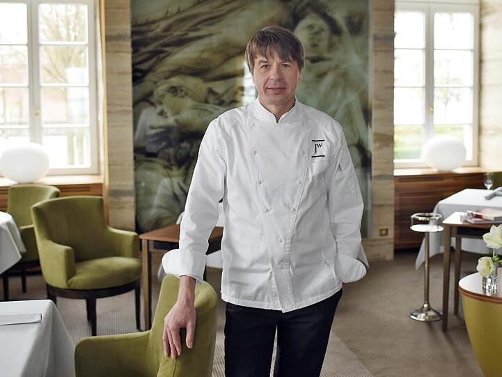 Der Drei-Sterne-Koch Joachim Wissler in seinem Restaurant "Vendome" in Bergisch Gladbach.