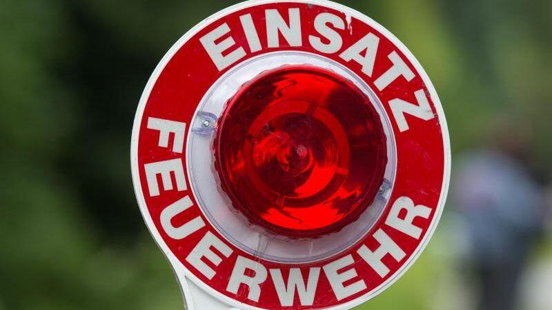 Eine Kelle mit der Aufschrift "Einsatz Feuerwehr". Foto: Armin Weigel/Archiv