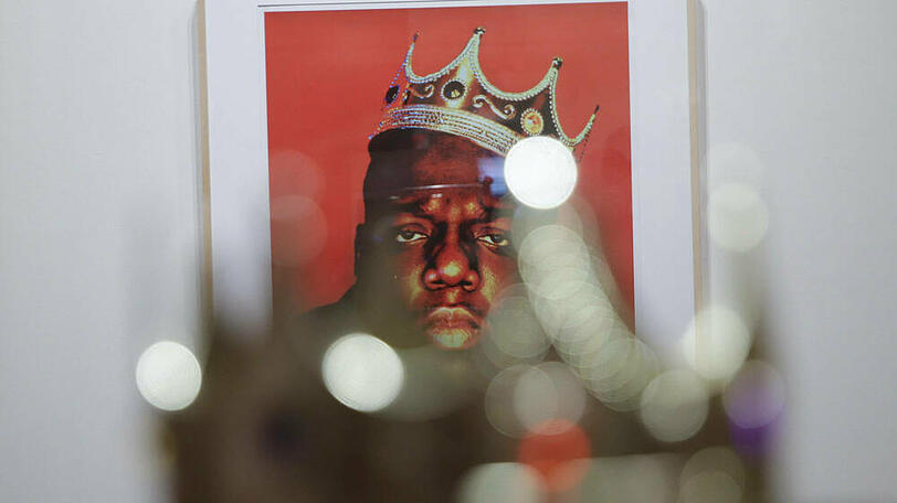 Die versteigerte Plastikkrone von The Notorious B.I.G. vor dem letzten Porträt des Rappers