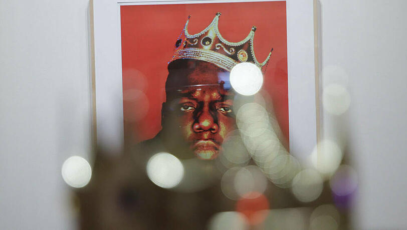 Die versteigerte Plastikkrone von The Notorious B.I.G. vor dem letzten Porträt des Rappers Die versteigerte Plastikkrone von The Notorious B.I.G. vor dem letzten Porträt des Rappers