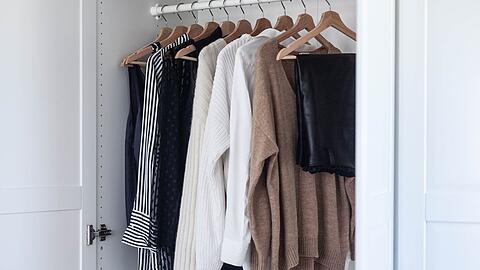 Die perfekte Capsule Wardrobe besteht aus 20 bis 30 Kleidungsstücken.