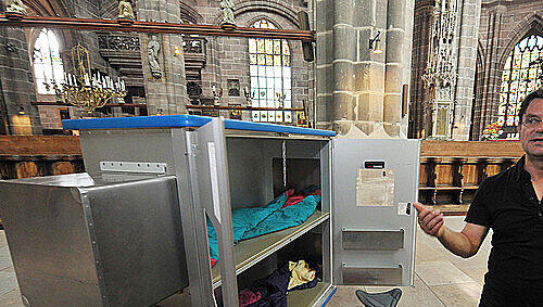 „Wohnsysteme für urbane Nomaden“: Der Nürnberger Winfried Baumann in der Lorenzkirche vor einer seiner Kunst-Schlaf-Boxen. „Wohnsysteme für urbane Nomaden“: Der Nürnberger Winfried Baumann in der Lorenzkirche vor einer seiner Kunst-Schlaf-Boxen.