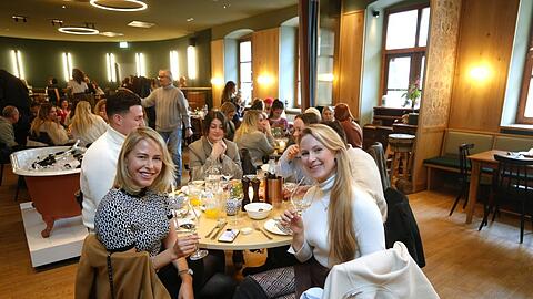 Gebruncht wird im hellen Saal mit rund 120 Plätzen. Zur Einstimmung gibt's am Sonntag erst einmal ein Glas Crémant. Der wird in einer Badewanne voller Eis gekühlt. Julia und Viktoria finden das Konzept gelungen.