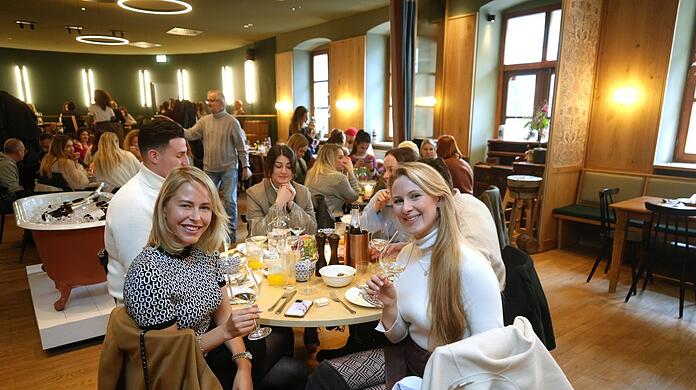 Gebruncht wird im hellen Saal mit rund 120 Plätzen. Zur Einstimmung gibt's am Sonntag erst einmal ein Glas Crémant. Der wird in einer Badewanne voller Eis gekühlt. Julia und Viktoria finden das Konzept gelungen.