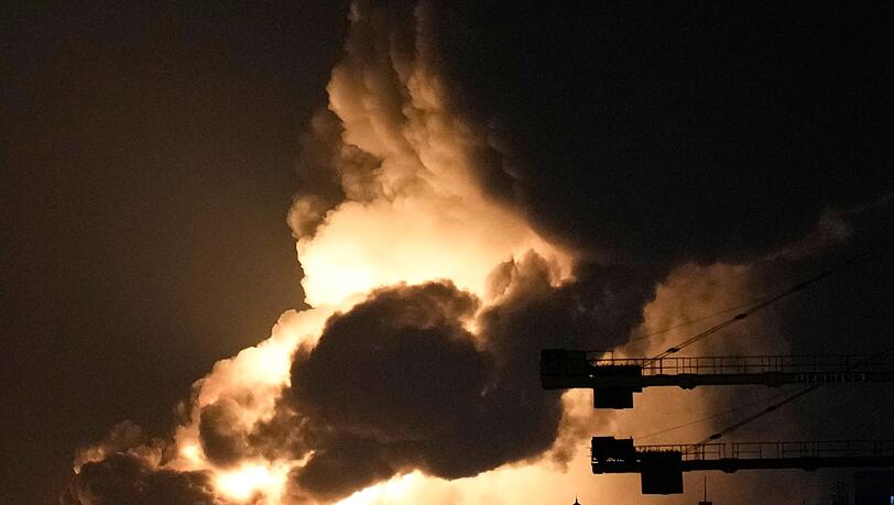 Eine Explosion und eine riesige Rauchwolke in der Nähe der Rennstrecke von Dschidda haben im Formel-1-Fahrerlager in Saudi-Arabien Sorgen ausgelöst.