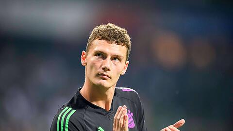 Benjamin Pavard ist einer von vielen Abgangskandidaten auf der Rechtsverteidigerposition des FC Bayern. Zugänge gibt es bislang kaum.