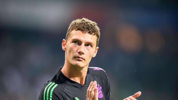 Benjamin Pavard ist einer von vielen Abgangskandidaten auf der Rechtsverteidigerposition des FC Bayern. Zugänge gibt es bislang kaum.