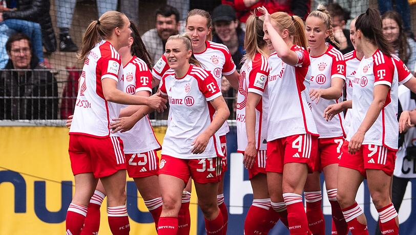 Die Spielerinnen des FC Bayern München feiern den Gewinn der deutschen Meisterschaft.