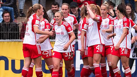 Die Spielerinnen des FC Bayern München feiern den Gewinn der deutschen Meisterschaft.