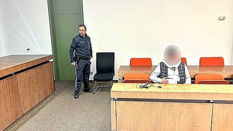 Der Angeklagte vor Beginn des Prozesses.