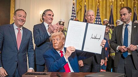 Der zum zweiten Mal gewählte US-Präsident Donald Trump hält ein unterschriebenes Dekret in den Händen. Es soll die Kohleindustrie in den Vereinigten Staaten weiter fördern.