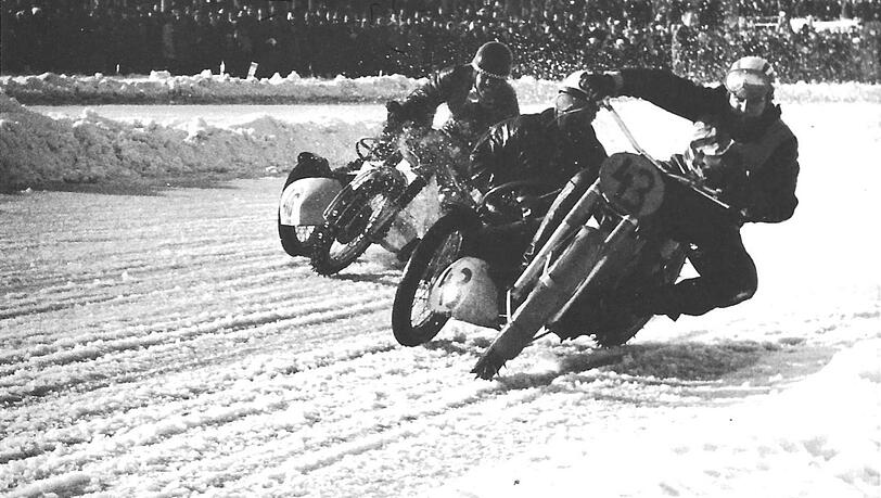 Die Motorräder legen sich in die Kurve. Knapp einen Kilometer ist die Strecke lang. Die Motorräder legen sich in die Kurve. Knapp einen Kilometer ist die Strecke lang.