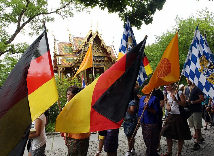 Bayerische Fahnen und buddhistische Mönche: Das Khao Pansa-Fest brachte asiatisches Flair in den Westpark.