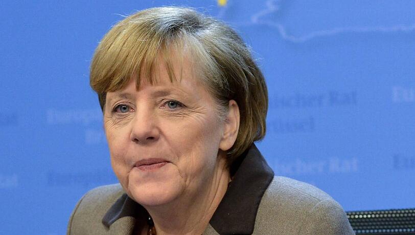 Kanzlerin Angela Merkel (CDU): Klassensprecherin Angela zeigt konstante Leistungen: Sie ist nicht besser und nicht schlechter wie jedes Jahr. Sie ist leistungsbereit und talentiert, neigt aber bei Eigeninitiative und Wortmeldungen zur Zurückhaltung. Beliebtheit: 71 Prozent (Deutschlandtrend). Kanzlerin Angela Merkel (CDU): Klassensprecherin Angela zeigt konstante Leistungen: Sie ist nicht besser und nicht schlechter wie jedes Jahr. Sie ist leistungsbereit und talentiert, neigt aber bei Eigeninitiative und Wortmeldungen zur Zurückhaltung. Beliebtheit: 71 Prozent (Deutschlandtrend).