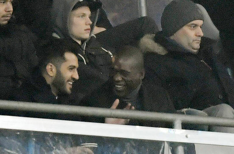 Clarence Seedorf neben dem Bruder von Hasan Ismaik in der Allianz Arena.