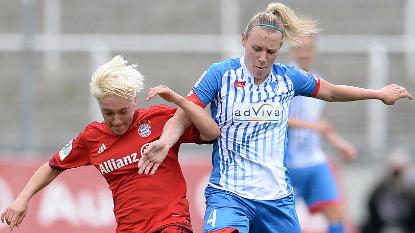 16. Mai 2016: Claire Falknor vom FC Bayern (links) im Duell mit Kristin Demann von der TSG Hoffenheim.