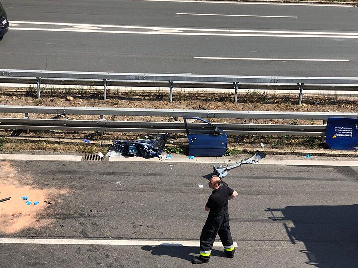 Der Pkw wurde komplett zerstört, sowohl die Fahrerin als auch der Fahrer erlitten schwere Verletzungen. Auch viele Insassen im Bus wurden verletzt. Die Bilder vom Unfallort auf der A73 bei Nürnberg.
