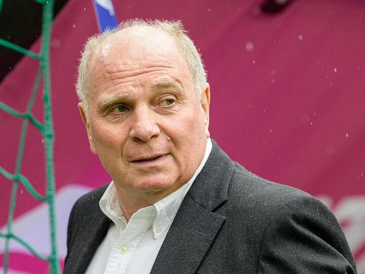 Uli Hoeneß, Vereinspräsident vom FC Bayern, steht vor Spielbeginn am Spielfeldrand. Foto: Matthias Balk/Archiv