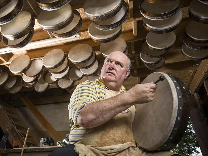 Malachy Kearns ist Trommelbauer und bekannt für sein Handwerk: Galway gilt als Hochburg für die traditionelle Musik des Landes.