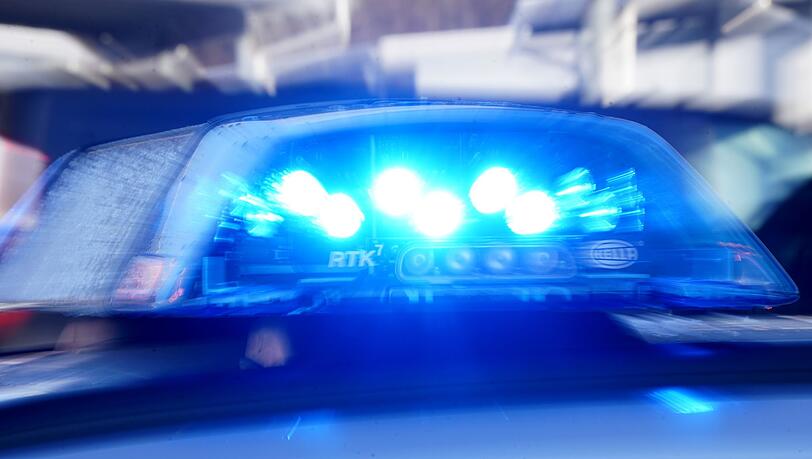 Das Blaulicht leuchtet auf einem Einsatzfahrzeug.