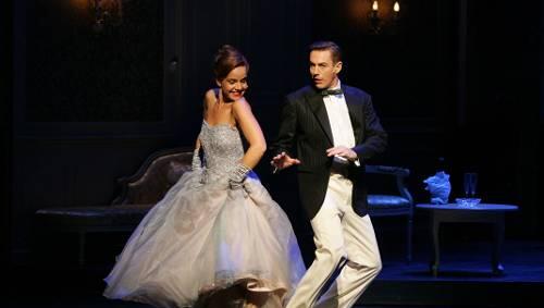 Paris liebt Liebende: A. Sieloff und G. Hall wagen sich in „Silk Stockings“ auf glattes Parkett. Paris liebt Liebende: A. Sieloff und G. Hall wagen sich in „Silk Stockings“ auf glattes Parkett.