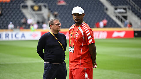 Max Eberl (l.), der Sportvorstand des FC Bayern, und Trainer Vincent Kompany bei der Klub-WM in den USA. Der Bayern-Kosmos wartet gespannt auf weitere Neuzugänge für den Rekordmeister.