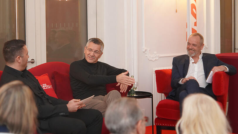 Bayern-Präsident Herbert Hainer auf dem AZ-Sofa mit Chefredakteur Michael Schilling. Bayern-Präsident Herbert Hainer auf dem AZ-Sofa mit Chefredakteur Michael Schilling.